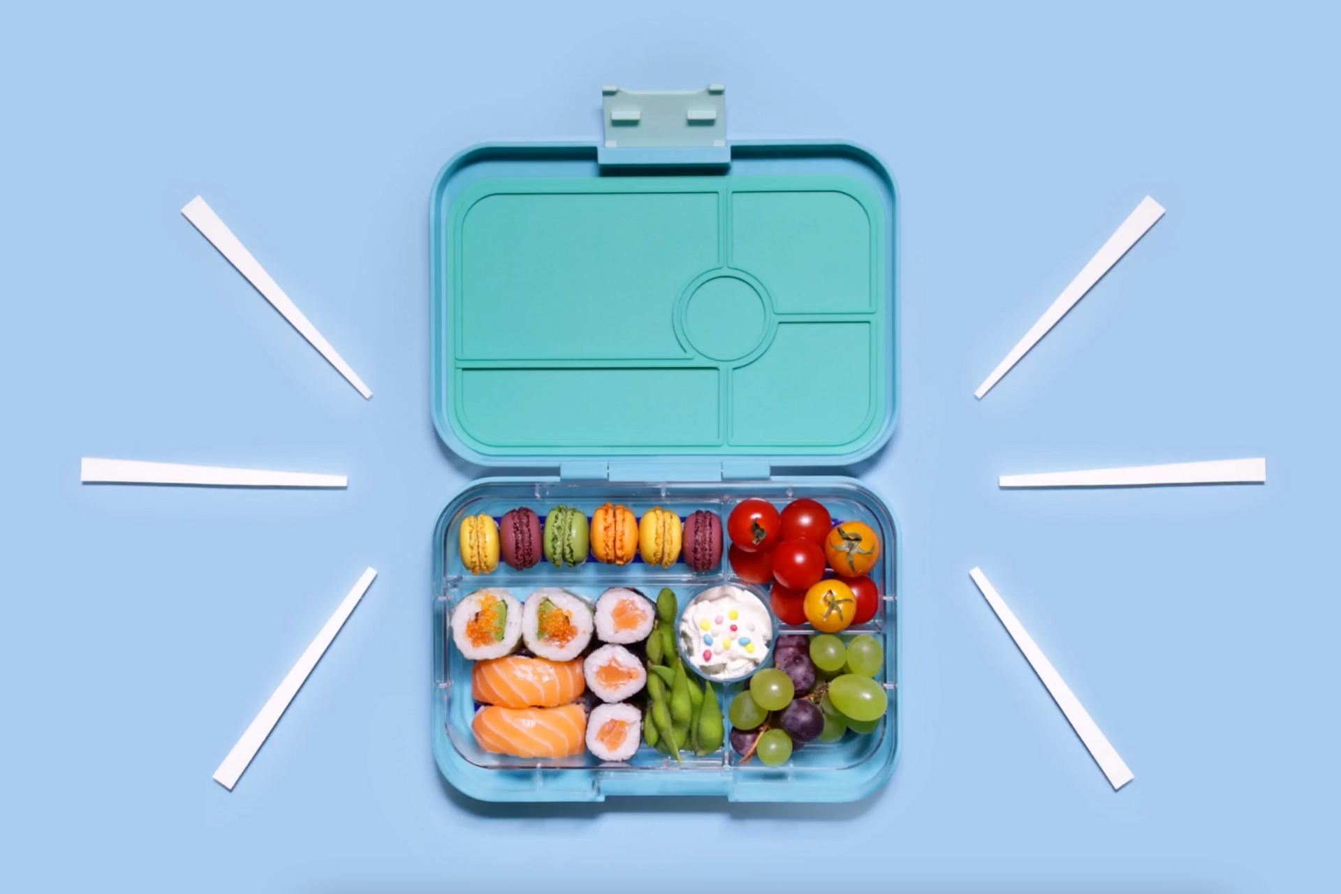 Se încarcă videoclipul: Poți împacheta o gamă variată de alimente în lunch boxul Yumbox.